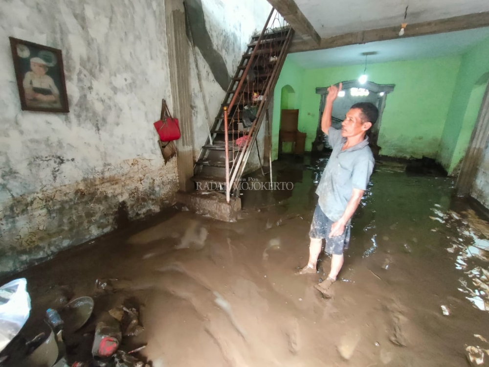 TAK TERSELAMATKAN: Perabotan rumah warga berantakan setelah diterjang banjir bandang luapan dari sungai Brangkal, Kecamatan Sooko, kemarin (10/3).
