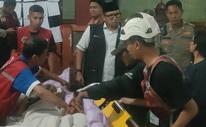 DITANDU: Proses evakuasi lansia menderita stroke di Kelurahan Surodinawan  dibawa ke RSUD dr Wahidin Sudiro Husodo, Kota Mojokerto, Sabtu (9/3) malam. (foto: Misbakhul Ulum for Radar Mojokerto)