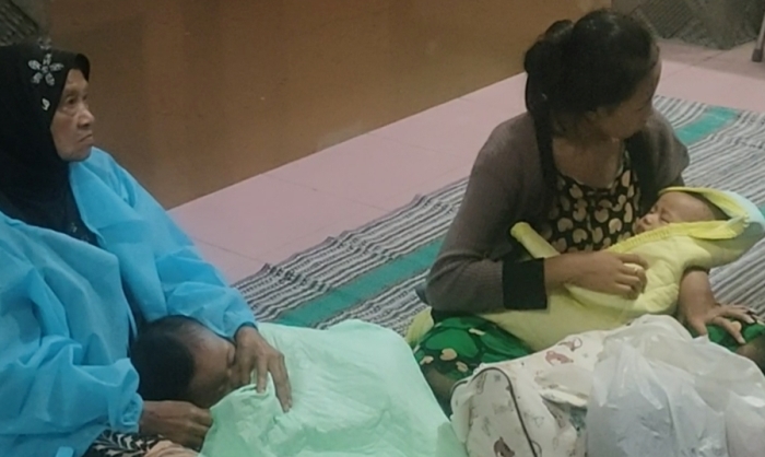 JADI PERHATIAN: Warga korban terdampak banjir bersama anak-anak dan balita saat ditampung di kantor Kelurahan Surodinawan, Kecamatan Prajurit Kulon. (foto: Misbakhul Ulum for Radar Mojokerto)