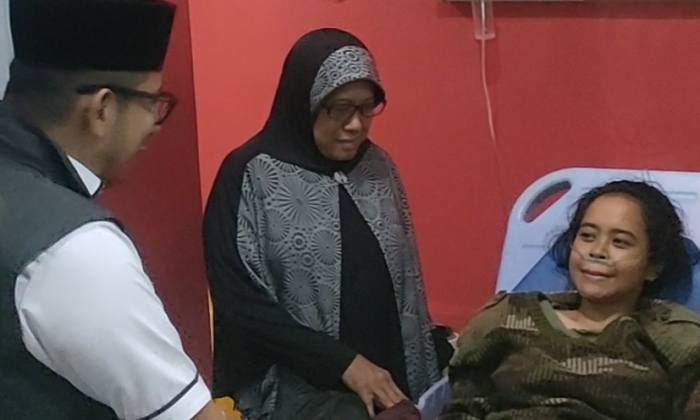 INTENSIF: Warga terdampak  banjir mendapat bantuan alat pernapasan di IGD RSUD dr Wahidin Sudiro Husodo Kota Mojokerto. (foto: Misbakhul Ulum for Radar Mojokerto)