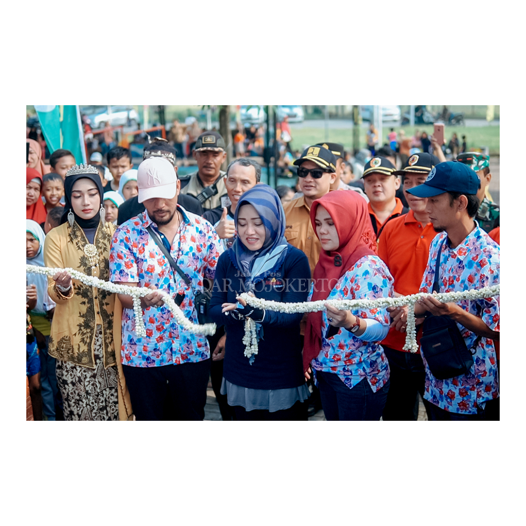 POTENSIAL: Kepala Desa Mojorejo Zainurul Huda bersama Bupati Mojokerto Ikfina Fahmawati saat peresmian wisata Bukit Bunga Mojorejo.