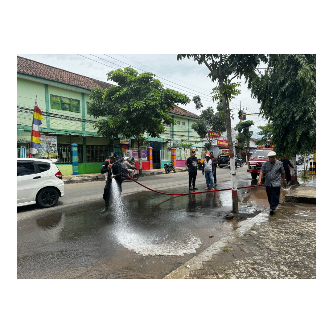 PASCABENCANA: Pj Wali Kota Mojokerto saat memantau pembersihan material sisa banjir di Jalan Raya Surodinawan, Kecamatan Prajurit Kulon, Minggu (10/3).