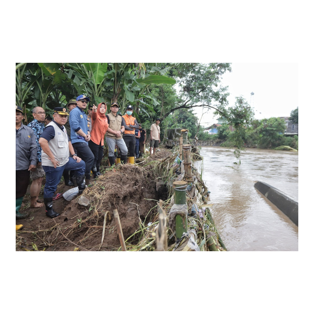 TANGGUL: Bupati Mojokerto Ikfina Fahmawati bersama jajaran memeriksa kondisi tanggul pasca banjir luapan.