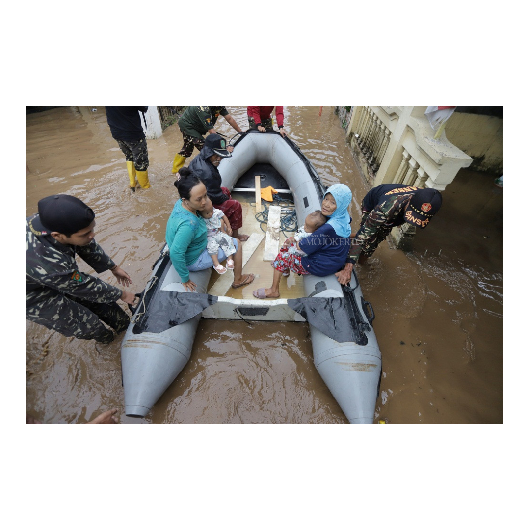 EVAKUASI: Ibu hamil dan lansia terdampak banjir dievakuasi petugas.