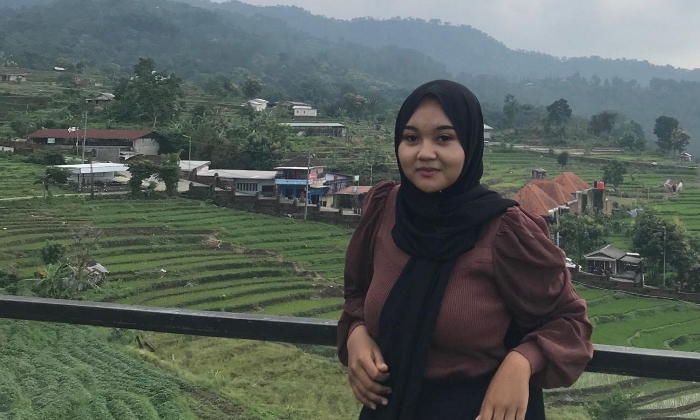 PESONA ALAM: Salah satu pengunjung, Nilam Mustya berpose, di rooftop salah satu kafe di Jalan Air Panas, Desa Padusan, Kecamatan Pacet, Kabupaten Mojokerto. (foto: Helmy Mubarrok for Radar Mojokerto)