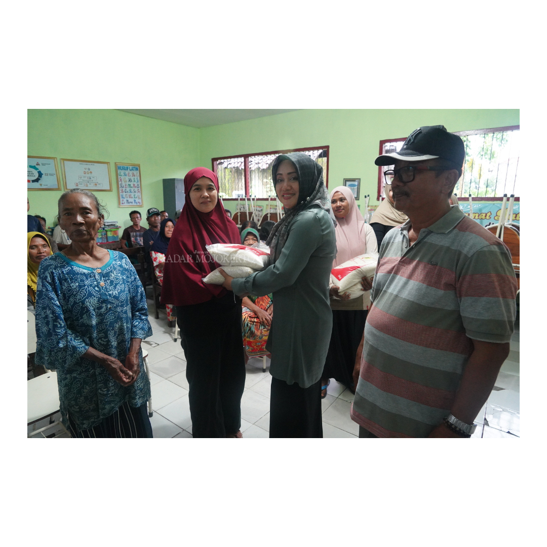 RINGANKAN BEBAN: Bupati Mojokerto, Ikfina Fahmawati salurkan bantuan sosial (bansos) beras 10 kilogram kepada warga terdampak bencana banjir di sembilan desa. Salah satunya di Desa Kedunggempol, Kecam