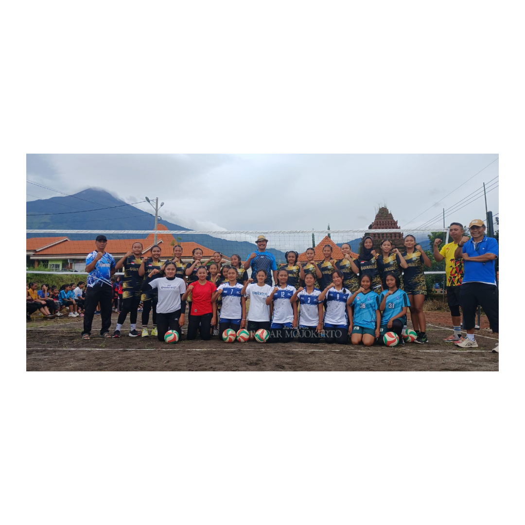 SERAP ASPIRASI: Kades Petak, Supoyo foto bersama dengan pemain voli usai meresmikan lapangan Voli Hayam Wuruk yang berada satu kompleks dengan wisata MKP, desa setempat, kemarin (10/3).