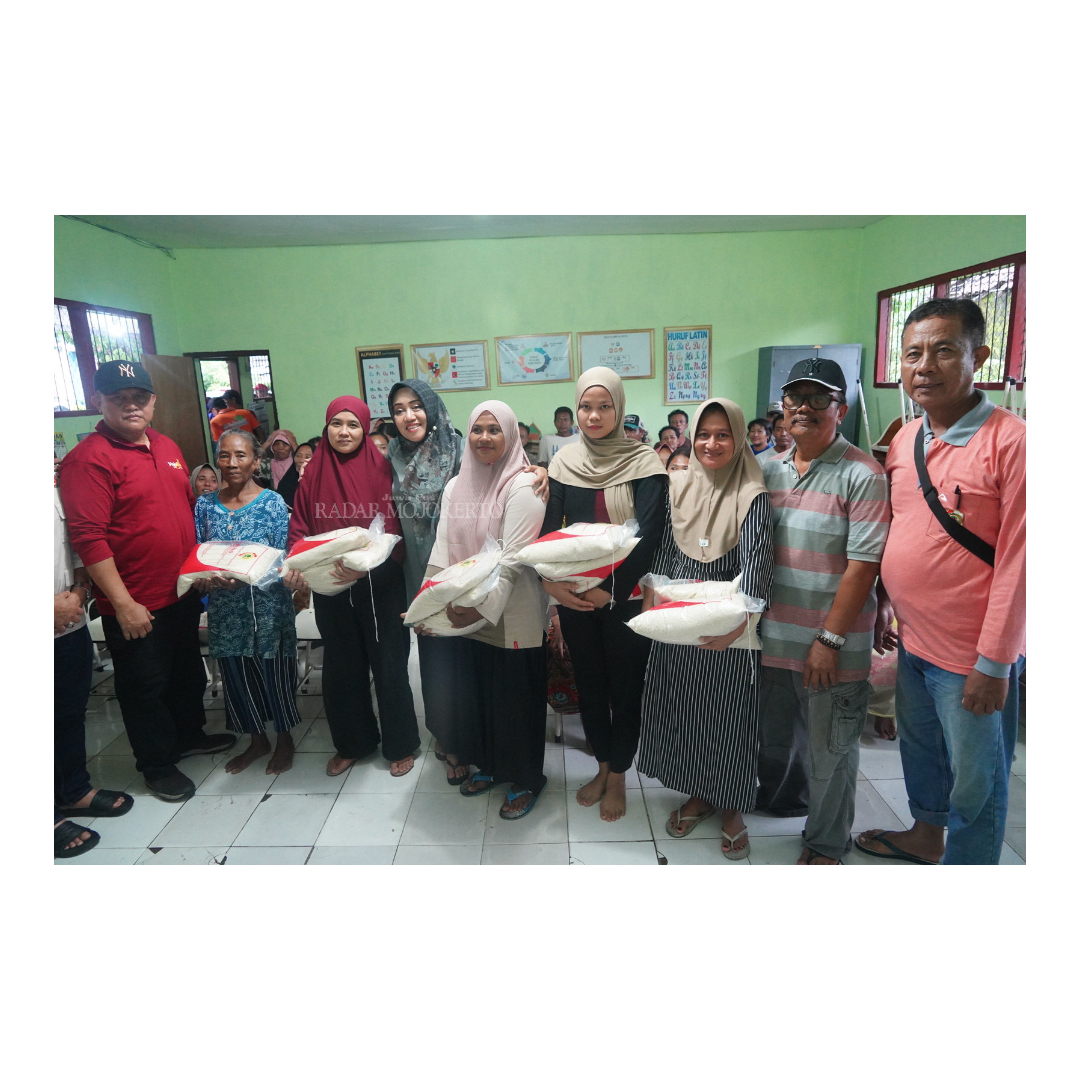 RINGANKAN BEBAN: Bupati Mojokerto, Ikfina Fahmawati salurkan bantuan sosial (bansos) beras 10 kilogram kepada warga terdampak bencana banjir di sembilan desa. Salah satunya di Desa Kedunggempol,