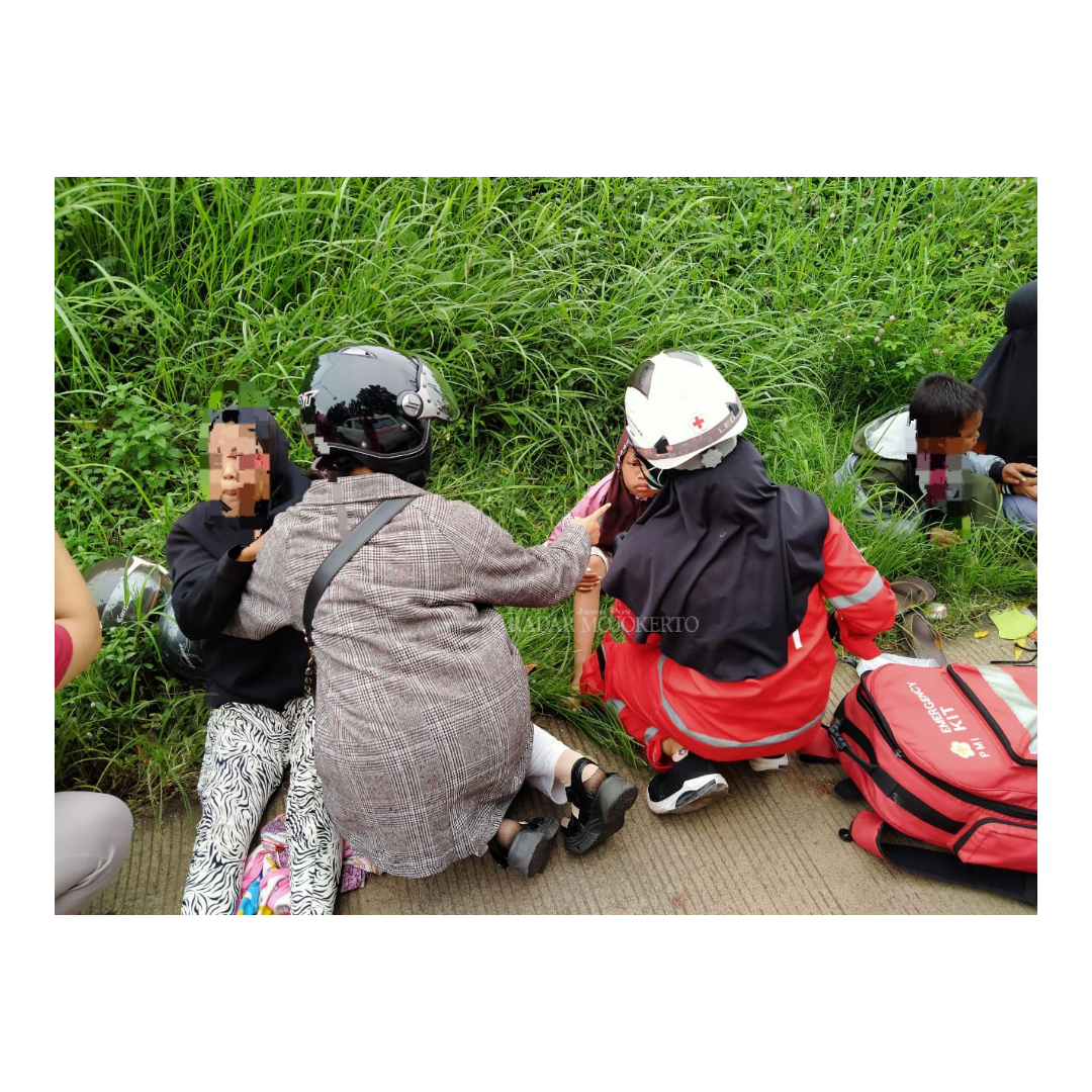 LUKA-LUKA: Petugas PMI Kota Mojokerto memberi pertolongan pertama kepada korban kecelakaan di Jalan Raya Desa Mlirip, Kecamatan Jetis, Kabupaten Mojokerto, Minggu (10/3).