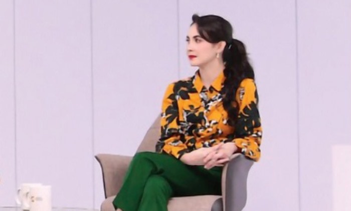 BICARA KEUANGAN: Ketua PKK Jatim 2019&ndash;2024 Arumi Bachsin dalam talk show Festival Literasi Cakap Keuangan LPS bertajuk &rsquo;&rsquo;Perempuan Melek Keuangan&rdquo; di Studio Jawa Pos TV, Surabaya,  Jumat (8/3).