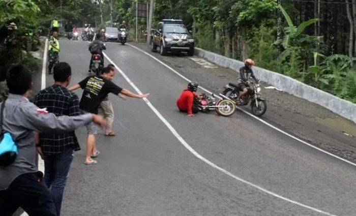 RAWAN KECELAKAAN: Pengendara terjatuh dari motor di sekitar tikungan Gotekan, Pacet, Mojokerto.