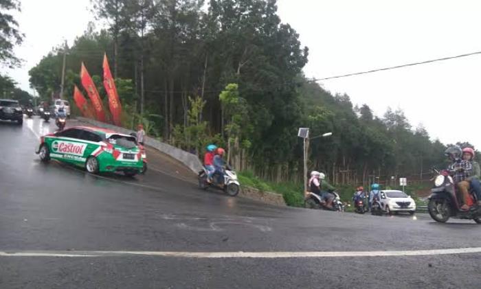 WASPADA: Tikungan Gotekan, Pacet, Mojokerto menjadi salah satu titik paling ekstrem di sepanjang jalur Cangar-Pacet.