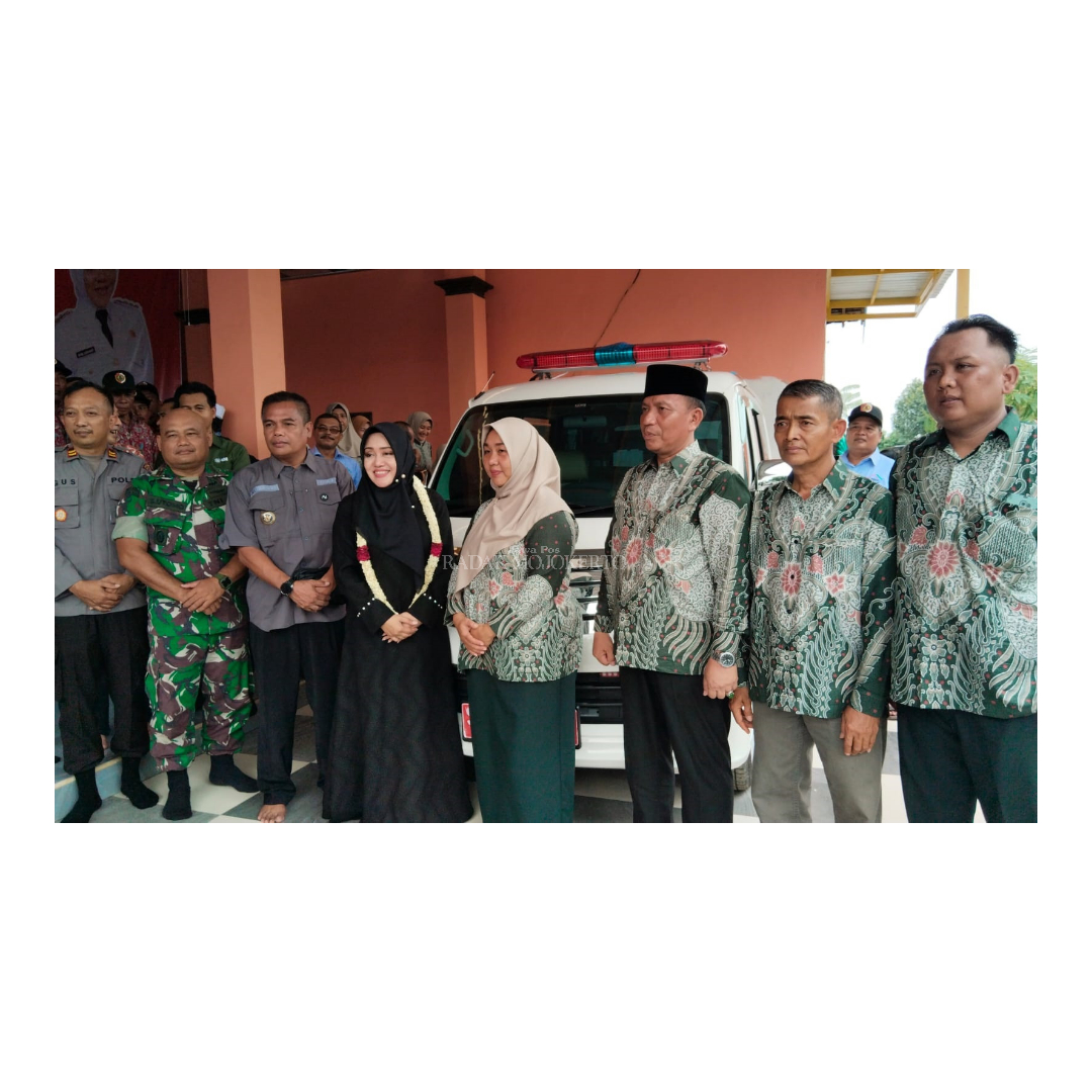 GERAK CEPAT: Pemerintah Desa Karangasem bersama Bupati Mojokerto, Ikfina Fahmawati saat peresmian pendapa dan mobil siaga desa, Desember lalu.