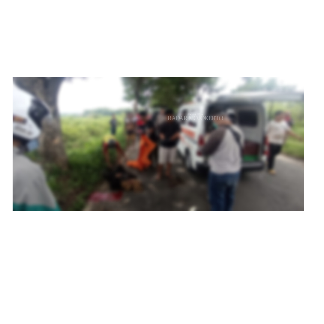 PENANGANAN: Korban tewas dan luka kecelakaan maut di Jalan Raya Desa Centong, Kecamatan Gondang dievakuasi petugas dan relawan ke RSUD Sumberglagah, Senin (11/3) siang.