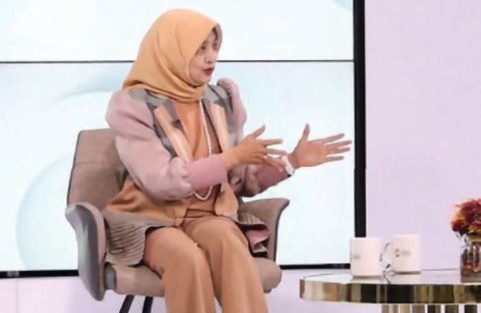 KOMPETEN: Womenpreneur Surabaya Asrilia Kurniati dalam talk show Festival Literasi Cakap Keuangan LPS  di Studio Jawa Pos TV, Surabaya, pada Jumat (8/3). (foto: Sugeng Deas/Jawa Pos)
