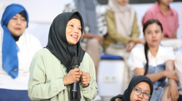 NARASUMBER: Wakil Ketua Dewan Komisioner LPS Lana Soelistianingsih dalam talk show Festival Literasi Cakap Keuangan LPS di Studio Jawa Pos TV, Surabaya, pada Jumat (8/3). (foto: Sugeng Deas/Jawa Pos)