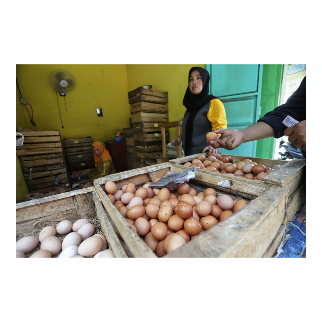 NAIK: Memasuki bulan Ramadan, harga kebutuhan pokok, seperti daging ayam dan telur di Pasar Kedungmaling, Kecamatan Sooko merangkak naik.