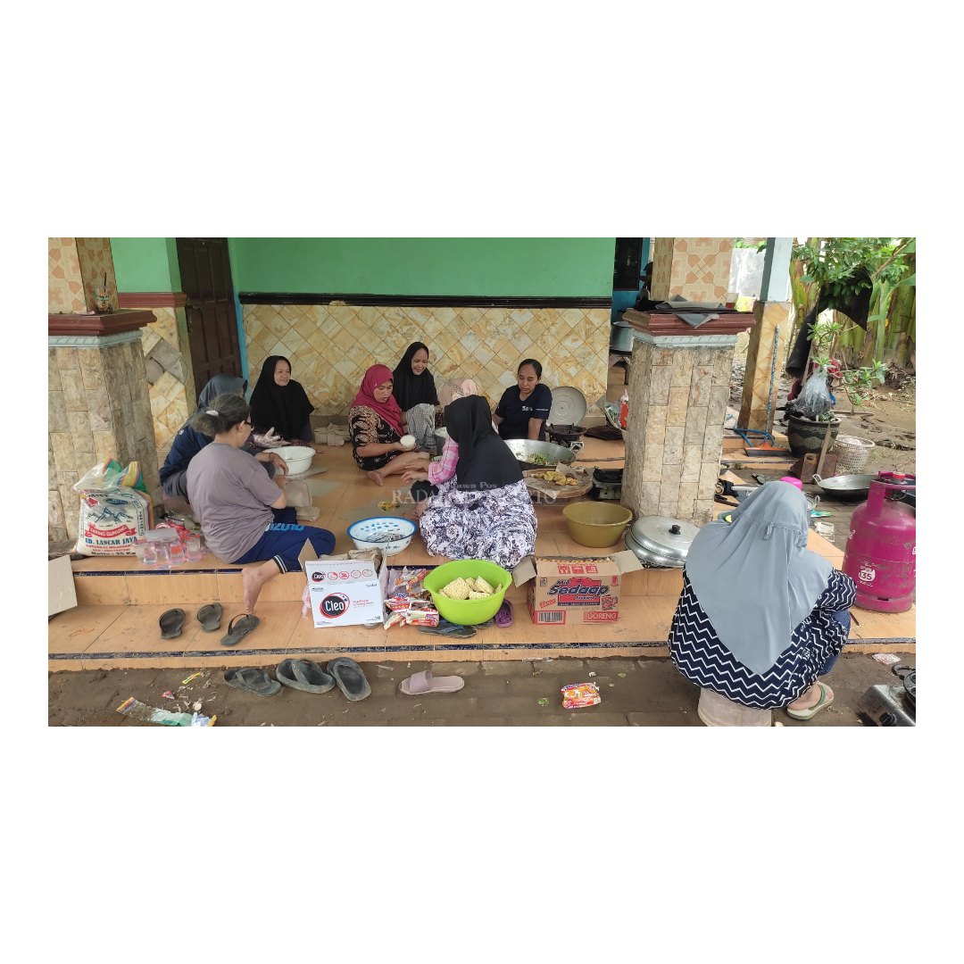 SWADAYA: Warga Desa Wringinrejo, Kecamatan Sooko, mendirikan dapur umum secara swadaya untuk pemenuhan logistik korban terdampak banjir, Senin (11/3).