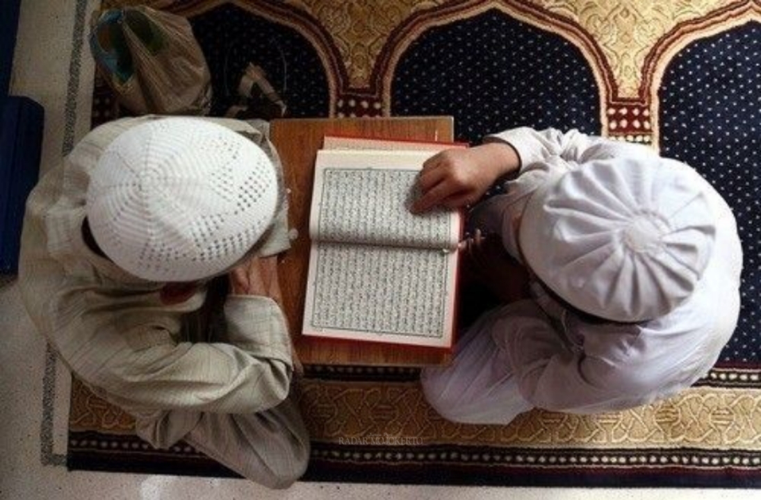 Ilustrasi membaca Alquran.