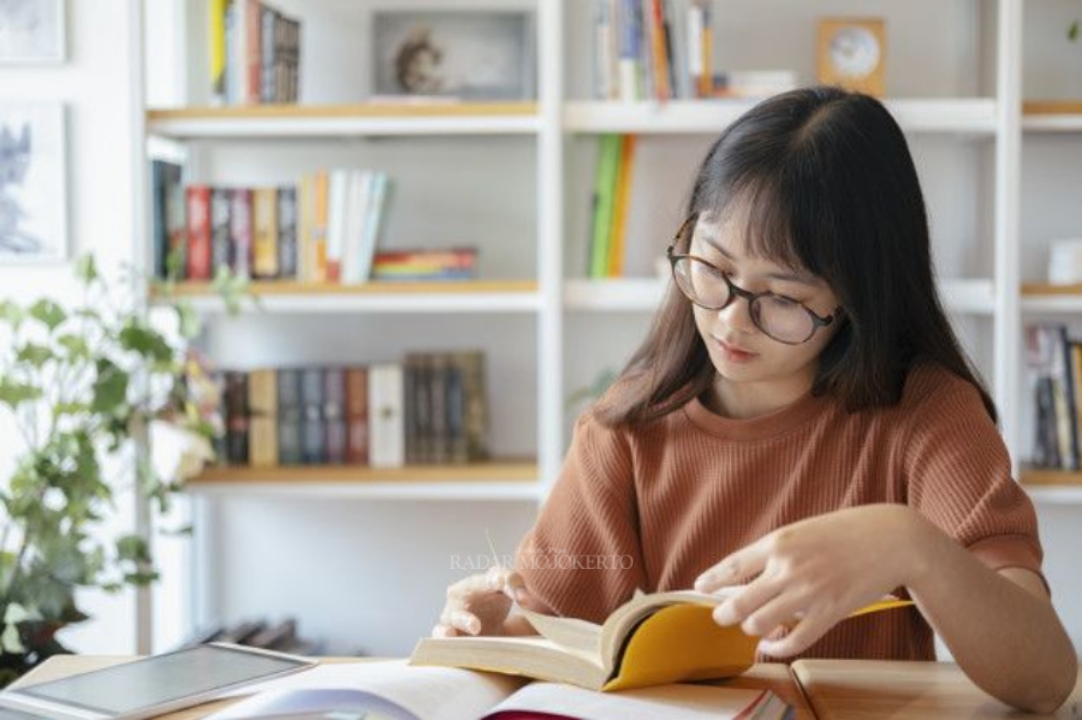 Ilustrasi membaca buku