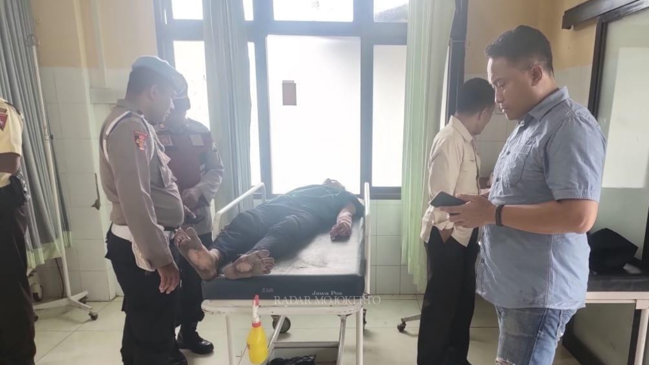 DALAM PERAWATAN: AZA, 26, terpaksa dilarikan ke RS Bhayangkara Pusdik Brimob Watukosek usai dimasa warga, Rabu (13/3) dini hari.