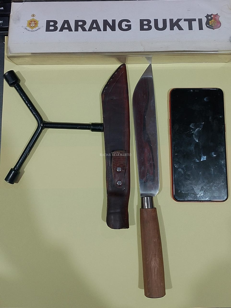 BUKTI KEJAHATAN: Sejumlah barang bukti aksi curanmor di Dusun Kontrak, Desa/Kecamatan Ngoro, Rabu (13/3) dini hari, diamankan petugas di Mapolsek Ngoro.