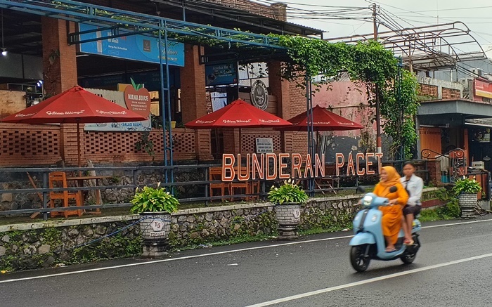 IKONIK: Kawasan bunderan Pacet, Mojokerto, menjadi spot kuliner bagi pengunjung lokal maupun luar daerah ketika Ramadan. (foto: Misbakhul Ulum for Radar Mojokerto)