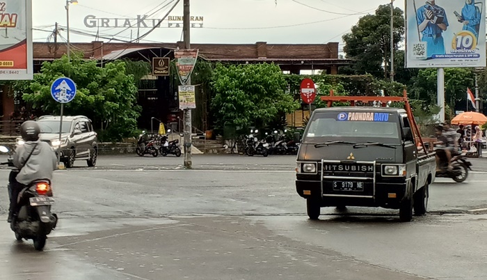 TETAP RAMAI: Pengendara melewati wisata kuliner bundaran Pacet, Mojokerto selama Ramadan 1445 Hijriah. (foto: Misbakhul Ulum for Radar Mojokerto)