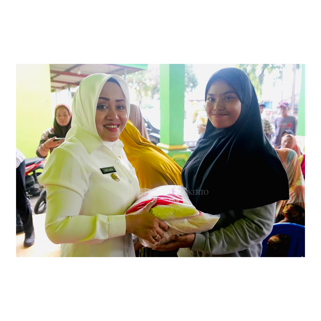 RESPONSIF: Bupati Mojokerto Ikfina Fahmawati menyerahkan bantuan beras dari APBD Kabupaten dan bantuan sembako dari Pemprov kepada warga terdampak banjir di Desa Ngrame, Kecamatan Pungging