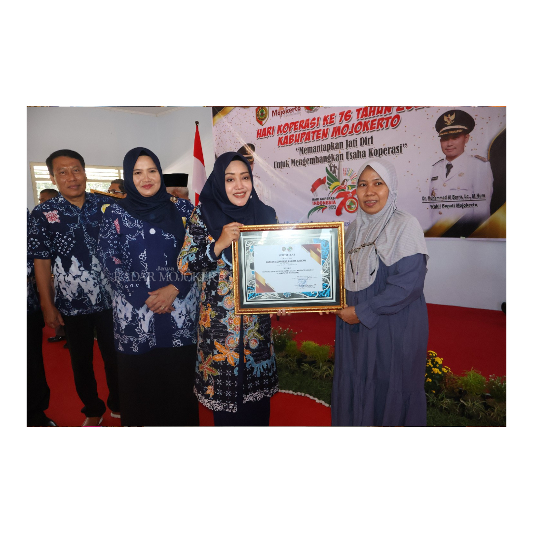 APRESIASI: Bupati Mojokerto Ikfina Fahmawati memberi penghargaan pada sejumlah koperasi pada Hari Koperasi Ke-76 Kabupaten Mojokerto.