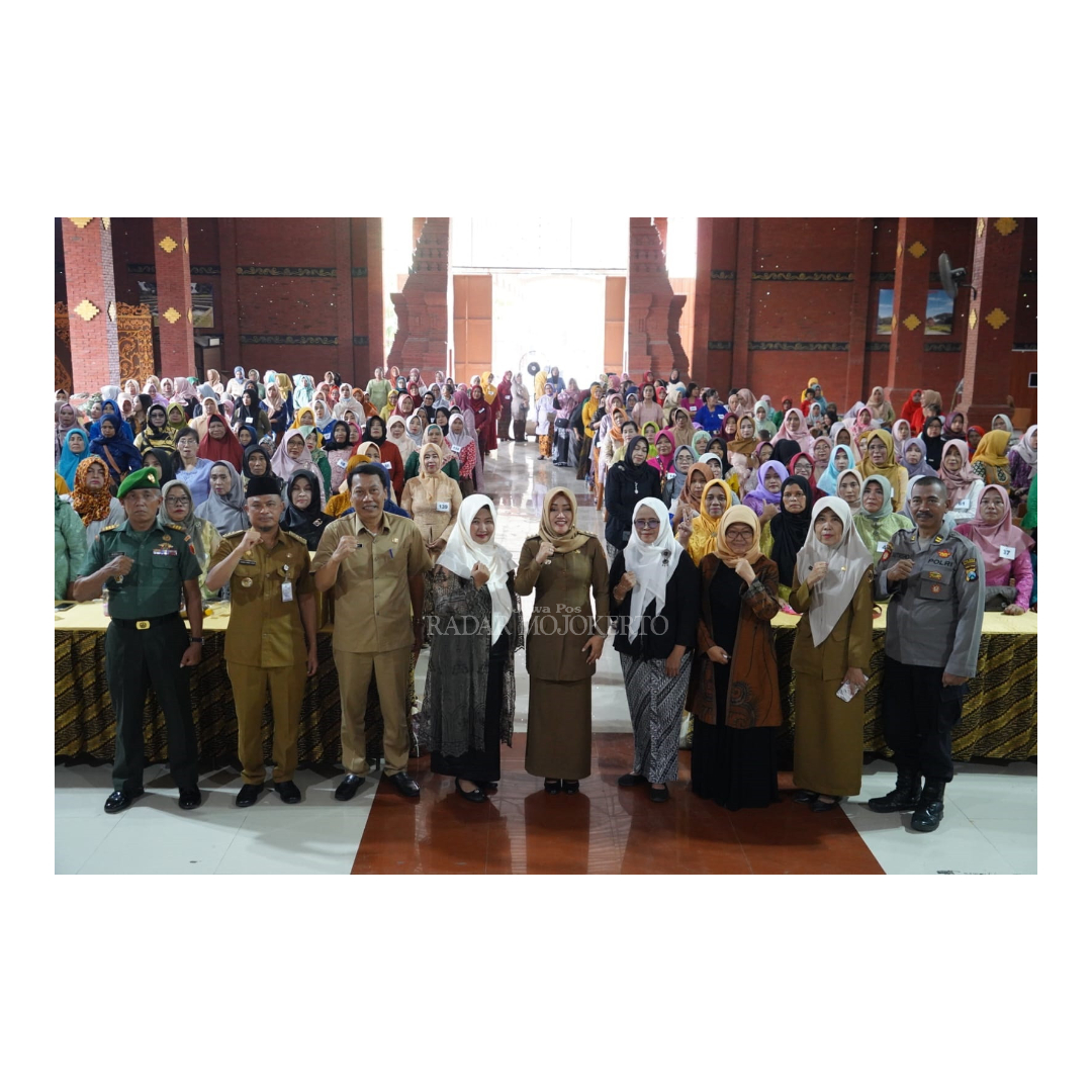 SALING SUPPORT: Bupati Ikfina Fahmawati didampingi Kepala Diskopum Abdulloh Muhtar foto bersama dengan peserta RAT tahun 2023 Kopwan Kencono Wungu di aula Wisata Desa Bumi Mulyo Jati-Mojopahit, Kecama