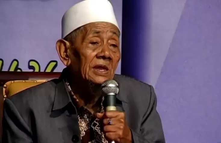TOKOH AGAMA: Kiai Chusaini Ilyas saat memberikan tausyiah agama. (foto: Internet)