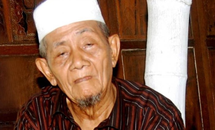 KHARISMATIK: KH Chusaini Ilyas Pengasuh Pondok Pesantren Salafiyah Al-Mishbar, Dusun Karangnongko, Desa Mojoranu, Kecamatan Sooko, Kabupaten Mojokerto (foto: Internet)