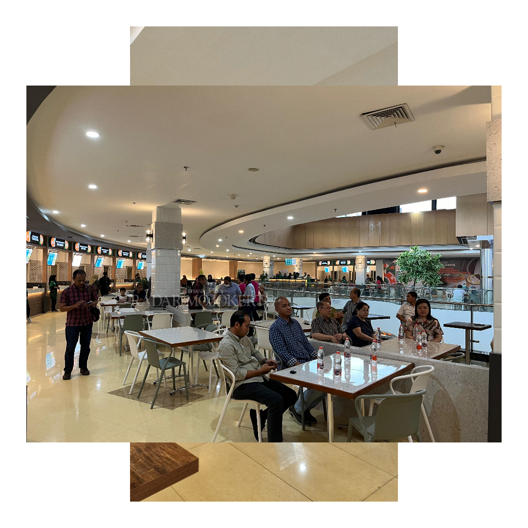 SANTAI: Jajaran Direksi, Owner Sunrise Mall Mojokerto beserta perwakilan AIOLA Surabaya sedang duduk di area Rasa Pura Sunrise Mal Mojokerto.