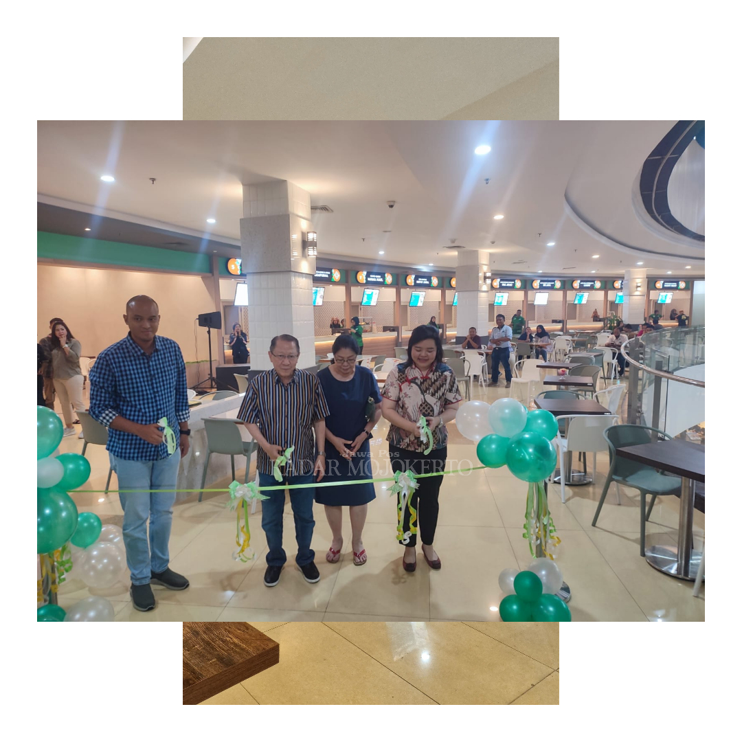 SIMBOLIS: Dari kiri, Perwakilan AIOLA Surabaya, Arif, Owner Sunrise Mall Mojokerto, Rudyanto beserta istri dan Direksi Sunrise Mall Mojokerto, Fanny Njotoharsojo secara resmi membuka Rasa Pura dengan