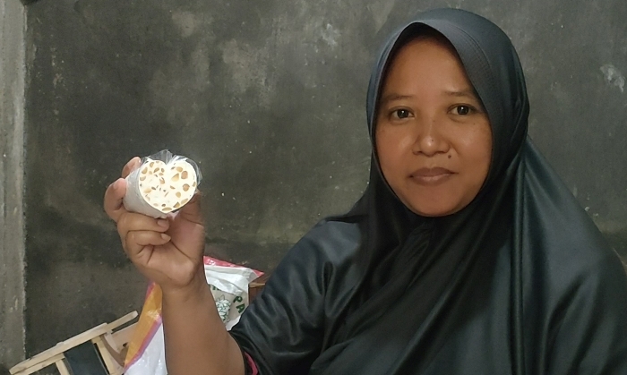INOVATIF: Perajin menunjukkan tempe berbentuk hati di Lingkungan Randegan, Kelurahan Kedundung, Kecamatan Magersari, Kota Mojokerto. (foto: Misbakhul Ulum for Radar Mojokerto)