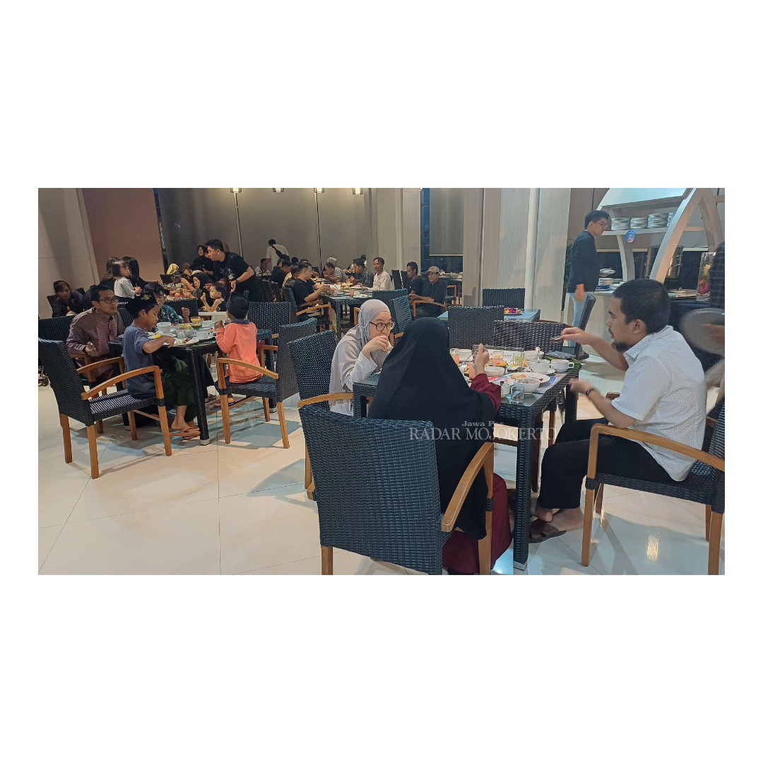 RAMAI: Pengunjung antusias menikmati menu Nusantara di Kampoeng Ramadan Hotel Ayola Sunrise Mojokerto.