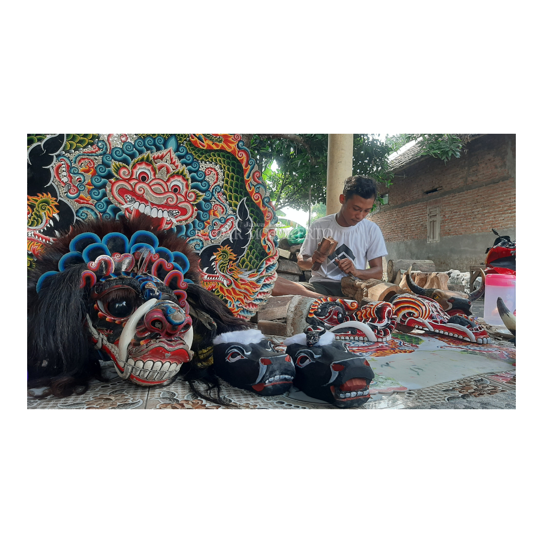 TELATEN: Ahmad Fauzan membuka usaha kerajinan kepala bantengan dan barongan, di Dusun Kedung Bendo RT02/RW02, Desa Gemekan, Kecamatan Sooko, Kabupaten Mojokerto, Kamis (7/3/2024).