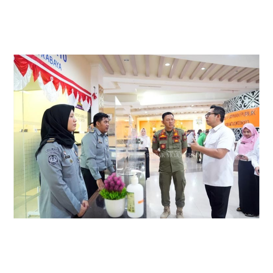 PUBLIC SERVICE: Pj Wali Kota Mojokerto Moh. Ali Kuncoro didampingi Plt Kepala DPMPTSP Naker Modjari saat meninjau salah satu konter pelayanan publik di MPP Gajah Mada, Kota Mojokerto.