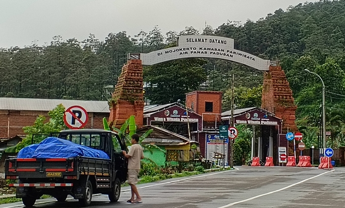 IKONIK: Akses masuk Wanawisata Pemandian Air Panas Padusan, di Desa Padusan, Kecamatan Pacet, Kabupaten Mojokerto. (foto: Helmy Mubarrok for Radar Mojokerto)