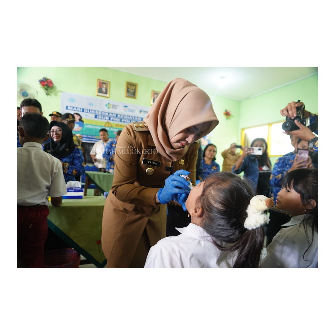 LAYANAN DASAR: Bupati Ikfina Fahmawati melakukan Sub PIN Polio kepada salah satu siswa beberapa waktu lalu.