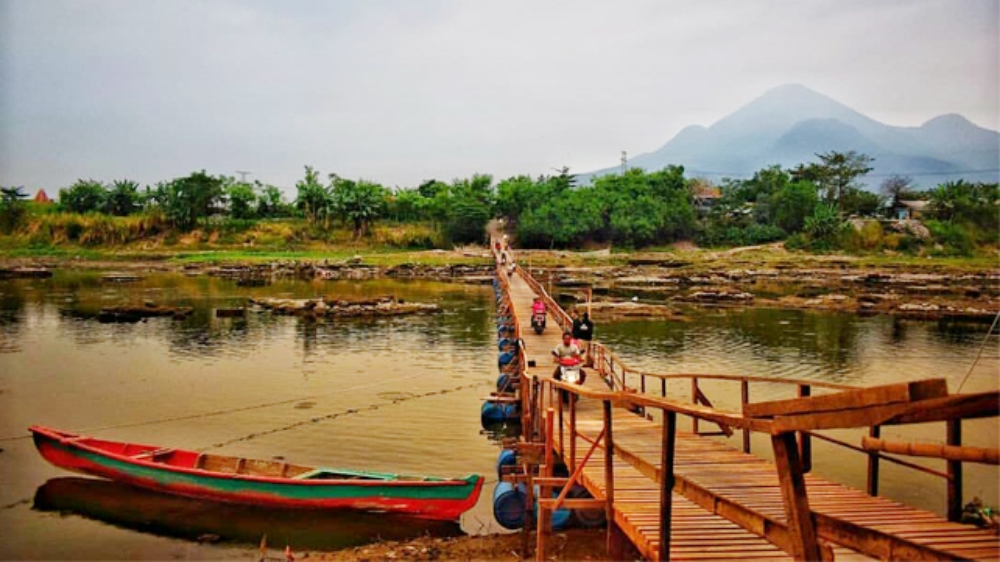 Jembatan Apung berlokasi di Kecamatan Ngoro, Kabupaten Mojokerto.