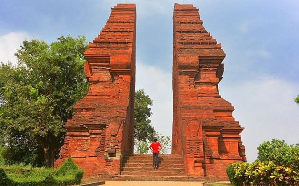 Gapura Wringin Lawang berada di Kecamatan Trowulan, Kabupaten Mojokerto.