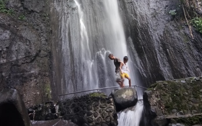 INDAH: Air Terjun Coban Canggu di Desa Padusan, Kecamatan Pacet, Kabupaten Mojokerto, memiliki ketinggian sekitar 80 meter dengan tebing bebatuan. (foto: dok Nano Dara for Radar Mojokerto)
