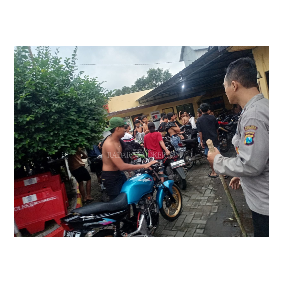 TAK BERKUTIK: Petugas memberikan pembinaan terhadap puluhan pemuda yang terjaring razia balap liar di Jalan Raya Desa Centong, Kecamatan Gondang, kemarin.