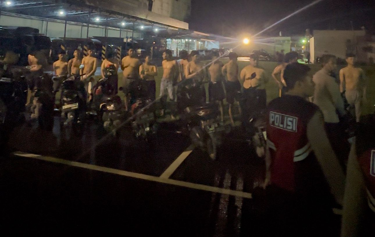 NAKAL: Belasan pemuda diamankan di Mapolresta Mojokerto setelah terbukti taruhan balap lari liar di Jalan Raya Kelurahan Pulorejo, Kecamatan Prajurit Kulon, Kota Mojokerto, Minggu (17/3) dini hari.