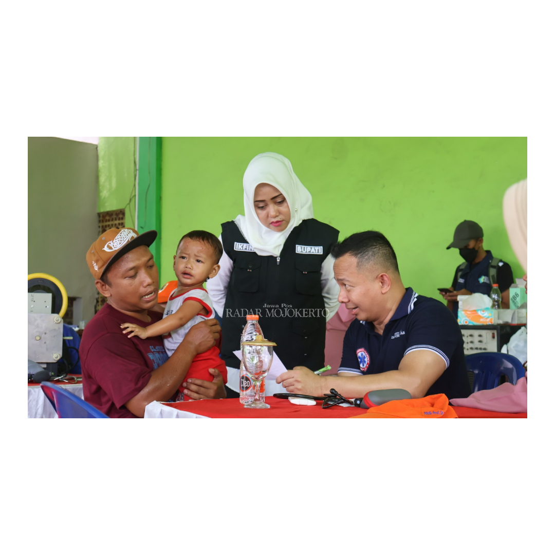 SEMUA KALANGAN: Bupati Ikfina Fahmawati memantau keadaan salah satu balita yang tengah diperiksa dokter spesialis anak.