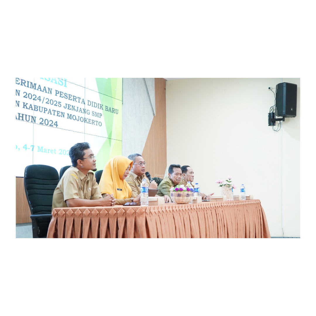 PEMERATAAN: Kepala Dispendik Kabupaten Mojokerto Ludfi Ariyono didampingi panitia PPDB tahun ajaran 2024/2025 memberikan sosialisasi bagi perwakilan kepala SD dan seluruh kepala SMP negeri, Senin (4/3