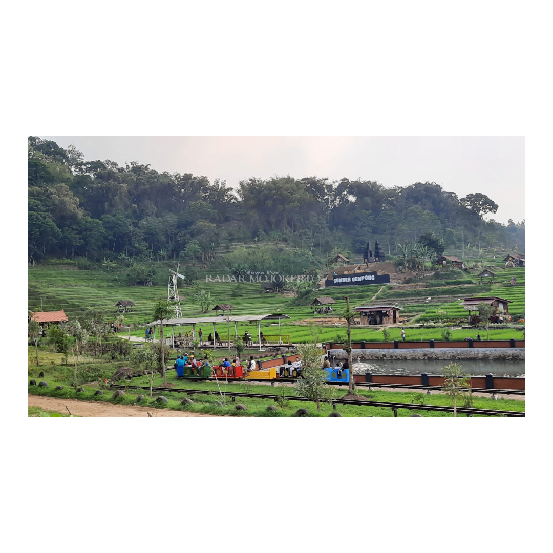 PERMAI: Wisatawan sedang menikmati wahana kereta sawah di Wisata Sawah Sumber Gempong, Desa Ketapanrame, Kecamatan Trawas, Kabupaten Mojokerto.