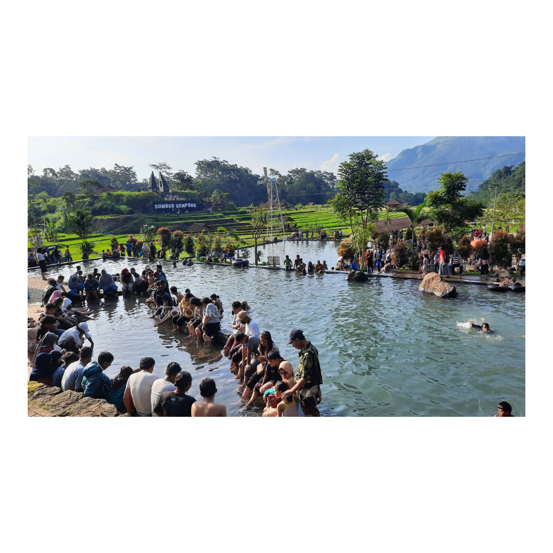 RAMAI: Wisatawan sedang terapi ikan dan berenang di kolam pemandian di Wisata Sawah Sumber Gempong, Desa Ketapanrame, Kecamatan Trawas, Kabupaten Mojokerto.